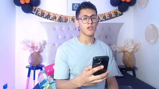 Snapshot of SalvadorFit chatting on October 30, 2025, 8:20 pm SalvadorFit online show from October 30, 2025, 8:20 pm