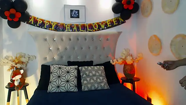 Snapshot of SalvadorFit chatting on November 2, 2025, 8:33 pm SalvadorFit online show from November 2, 2025, 8:33 pm