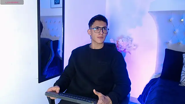 Snapshot of SalvadorFit chatting on November 3, 2025, 8:21 pm SalvadorFit online show from November 3, 2025, 8:21 pm