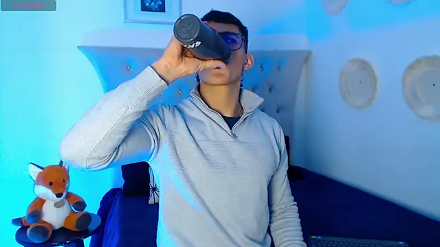 Snapshot of SalvadorFit chatting on November 4, 2025, 8:41 pm SalvadorFit online show from November 4, 2025, 8:41 pm