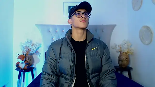 Snapshot of SalvadorFit chatting on November 5, 2025, 7:47 pm SalvadorFit online show from November 5, 2025, 7:47 pm