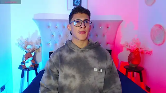 Snapshot of SalvadorFit chatting on November 6, 2025, 8:32 pm SalvadorFit online show from November 6, 2025, 8:32 pm