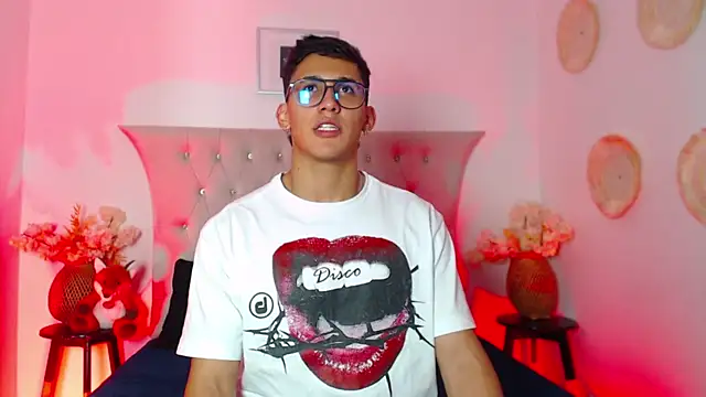 Snapshot of SalvadorFit chatting on November 7, 2025, 8:31 pm SalvadorFit online show from November 7, 2025, 8:31 pm