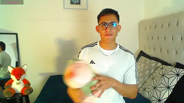 Snapshot of SalvadorFit chatting on November 9, 2025, 8:29 pm SalvadorFit online show from November 9, 2025, 8:29 pm