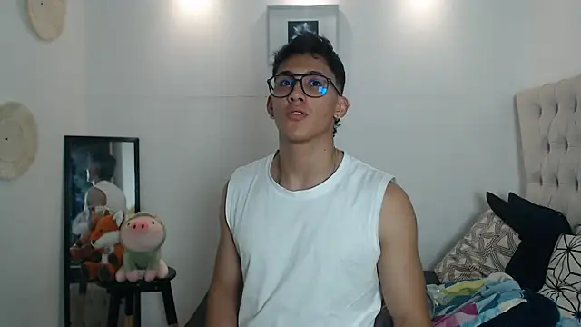 Snapshot of SalvadorFit chatting on November 12, 2025, 8:41 pm SalvadorFit online show from November 12, 2025, 8:41 pm