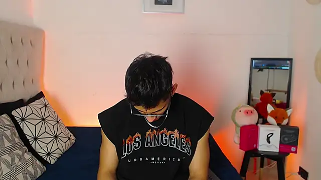 Snapshot of SalvadorFit chatting on November 14, 2025, 8:40 pm SalvadorFit online show from November 14, 2025, 8:40 pm