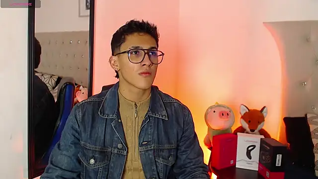 Snapshot of SalvadorFit chatting on November 17, 2025, 8:36 pm SalvadorFit online show from November 17, 2025, 8:36 pm