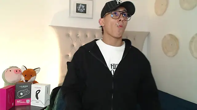 Snapshot of SalvadorFit chatting on November 18, 2025, 8:35 pm SalvadorFit online show from November 18, 2025, 8:35 pm