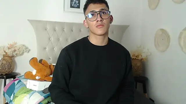 Snapshot of SalvadorFit chatting on November 26, 2025, 8:43 pm SalvadorFit online show from November 26, 2025, 8:43 pm