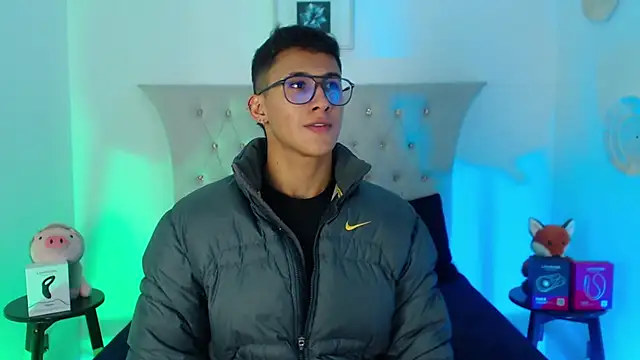 Snapshot of SalvadorFit chatting on December 3, 2025, 8:29 pm SalvadorFit online show from December 3, 2025, 8:29 pm