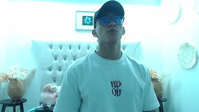 Snapshot of SalvadorFit chatting on December 4, 2025, 8:28 pm SalvadorFit online show from December 4, 2025, 8:28 pm