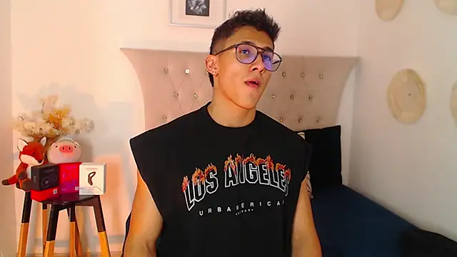 Snapshot of SalvadorFit chatting on December 5, 2025, 8:27 pm SalvadorFit online show from December 5, 2025, 8:27 pm