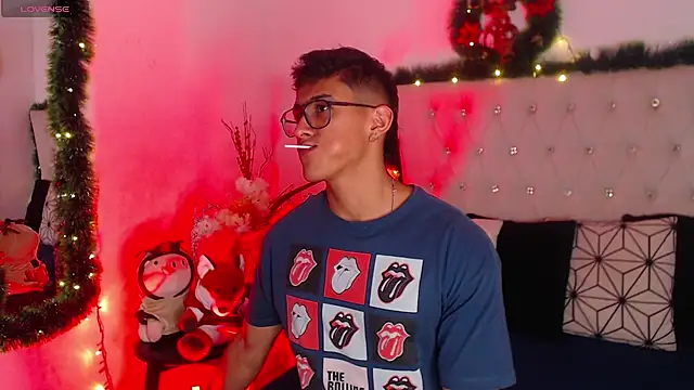 Snapshot of SalvadorFit chatting on December 17, 2025, 8:37 pm SalvadorFit online show from December 17, 2025, 8:37 pm