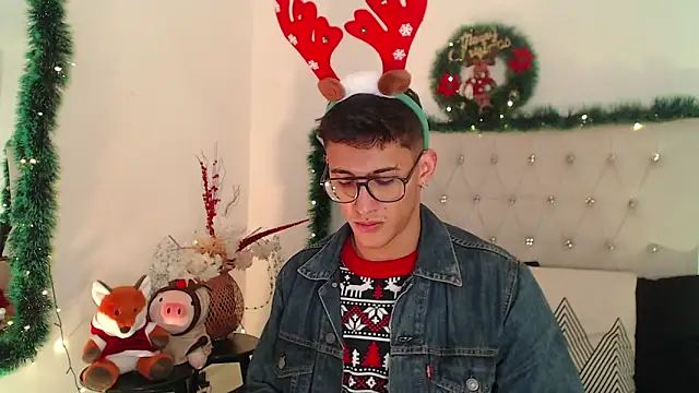 Snapshot of SalvadorFit chatting on December 18, 2025, 10:16 pm SalvadorFit online show from December 18, 2025, 10:16 pm