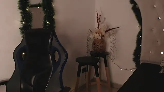 Snapshot of SalvadorFit chatting on December 19, 2025, 9:11 pm SalvadorFit online show from December 19, 2025, 9:11 pm