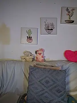 Suzanelee1 online show from November 1, 2025, 7:05 pm