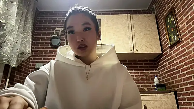 EmmaLeexth online show from November 13, 2025, 1:10 pm