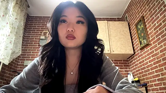 EmmaLeexth online show from April 2, 2026, 11:41 am