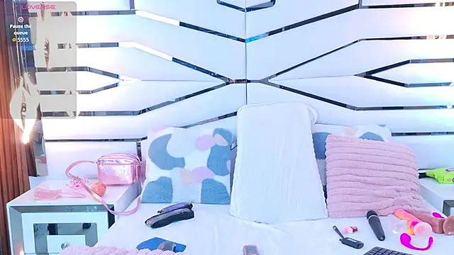 Snapshot of IrissBloom chatting on November 23, 2025, 7:13 pm IrissBloom online show from November 23, 2025, 7:13 pm