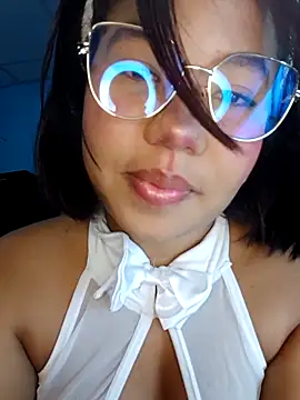 Snapshot of little_onixx chatting on October 31, 2025, 12:17 pm little onixx online show from October 31, 2025, 12:17 pm