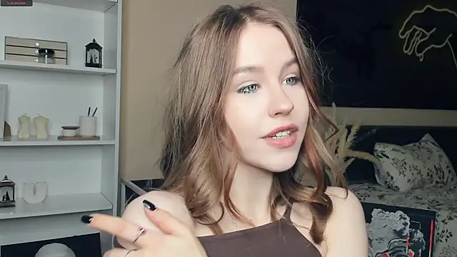 MaliaBourraine online show from May 17, 2026, 7:28 am