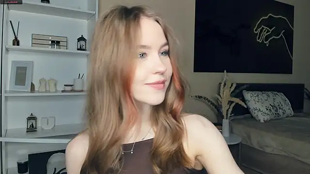 MaliaBourraine online show from May 18, 2026, 7:25 am