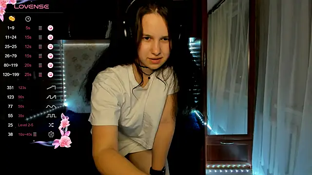 MandaDestiche online show from October 31, 2025, 5:47 pm