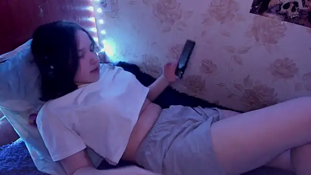 MandaDestiche online show from November 16, 2025, 5:18 pm