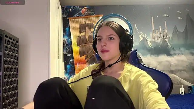 Elira Breeze online show from March 13, 2026, 5:08 pm