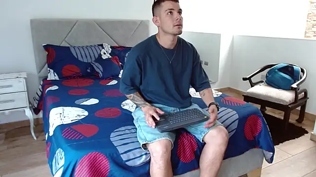 BooyHott  online show from September 23, 2025, 7:06 pm