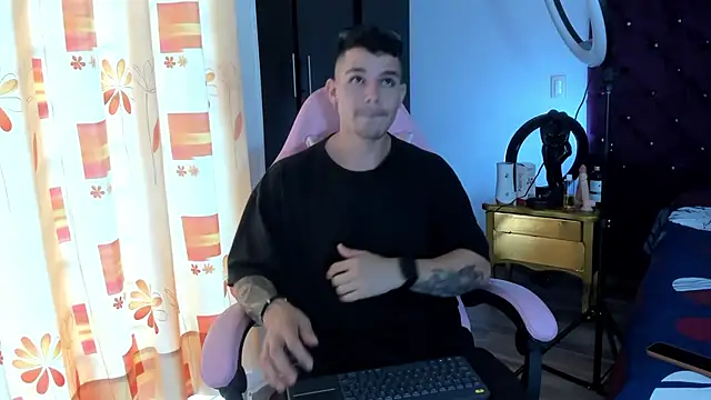 BooyHott  online show from November 24, 2025, 7:02 pm