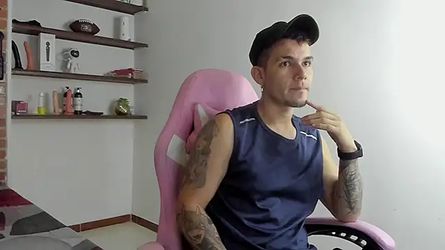 BooyHott  online show from December 18, 2025, 7:42 pm