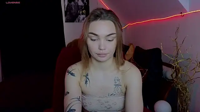 KitsyMoore online show from November 8, 2025, 1:11 pm