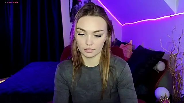 KitsyMoore online show from November 17, 2025, 1:06 pm