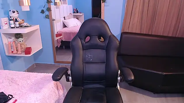 PenelopeBond online show from November 12, 2025, 2:23 am