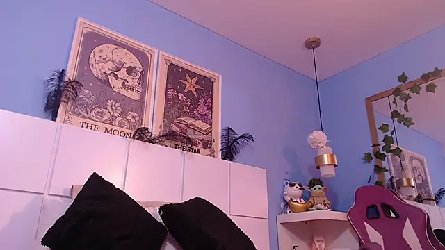 PenelopeBond online show from December 17, 2025, 8:26 pm