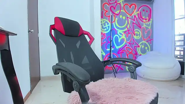 ZOE ROSE4 online show from December 18, 2025, 2:45 pm