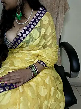 Snapshot of Hey_Jully chatting on November 5, 2025, 4:56 am Hey Jully online show from November 5, 2025, 4:56 am