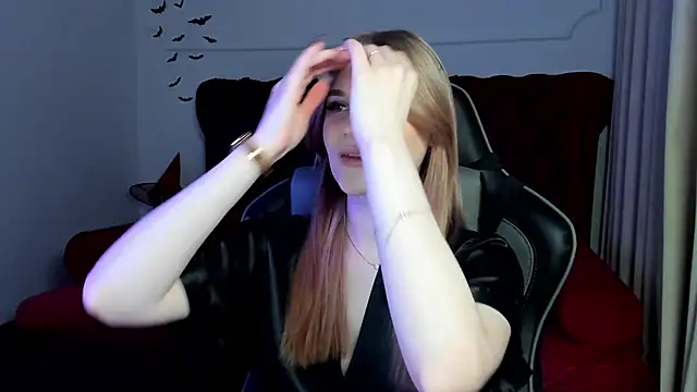 Snapshot of AriaWell chatting on October 28, 2025, 5:37 pm AriaWell online show from October 28, 2025, 5:37 pm