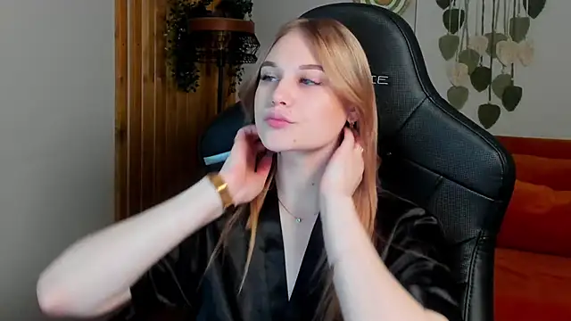 Snapshot of AriaWell chatting on October 30, 2025, 6:30 pm AriaWell online show from October 30, 2025, 6:30 pm