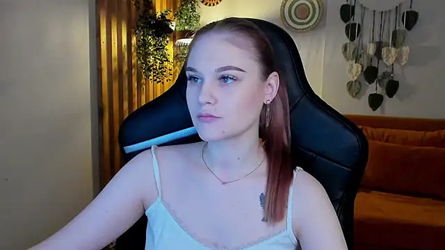 Snapshot of AriaWell chatting on November 23, 2025, 5:18 am AriaWell online show from November 23, 2025, 5:18 am