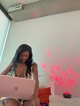 Snapshot of LoveDreaux chatting on December 16, 2025, 8:14 pm LoveDreaux online show from December 16, 2025, 8:14 pm