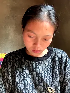 Snapshot of Halyy_xx chatting on October 6, 2025, 6:11 am Halyy xx online show from October 6, 2025, 6:11 am