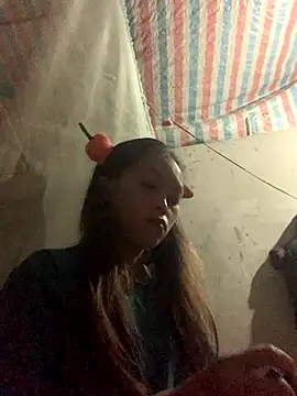 Snapshot of Halyy_xx chatting on October 10, 2025, 11:48 pm Halyy xx online show from October 10, 2025, 11:48 pm