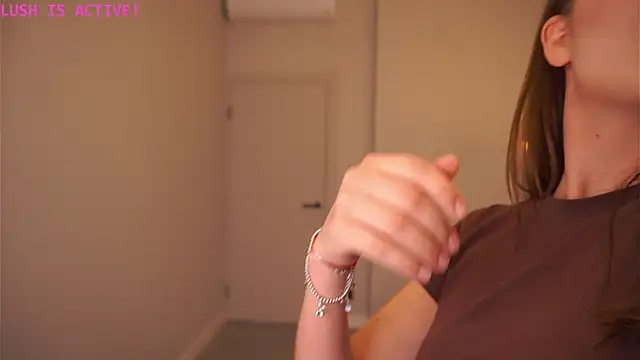 Snapshot of AdrianaCoenen chatting on October 22, 2025, 7:02 pm AdrianaCoenen online show from October 22, 2025, 7:02 pm