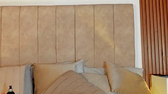 Lauraa saenz11 online show from November 15, 2025, 12:45 pm