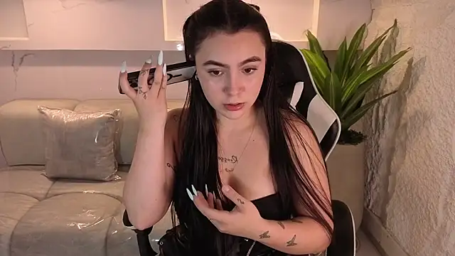 scarlett smith tp online show from November 25, 2025, 7:36 pm