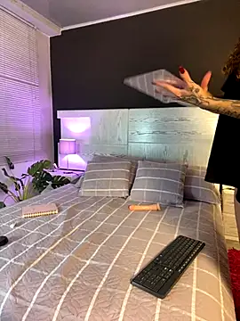 Camila Nyx online show from December 1, 2025, 2:33 pm