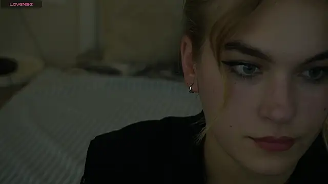 AlinaLiii online show from November 11, 2025, 1:33 pm