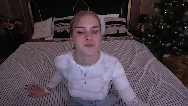 Snapshot of AlinaLiii chatting on January 7, 2026, 3:36 pm AlinaLiii online show from January 7, 2026, 3:36 pm